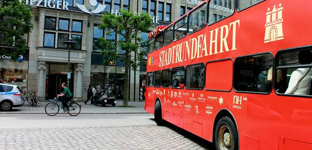 roter sightseeing bus in hamburg