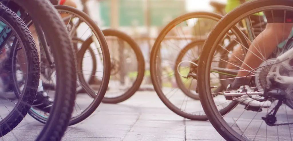 mit den mitschülern fahrrad fahren