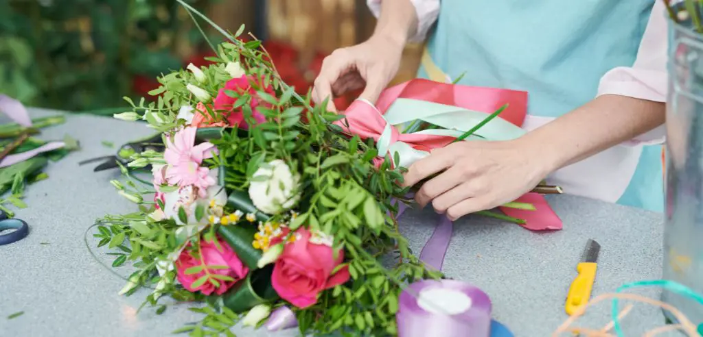 blumenarrangements gestalten beim blumen workshop von konfetti