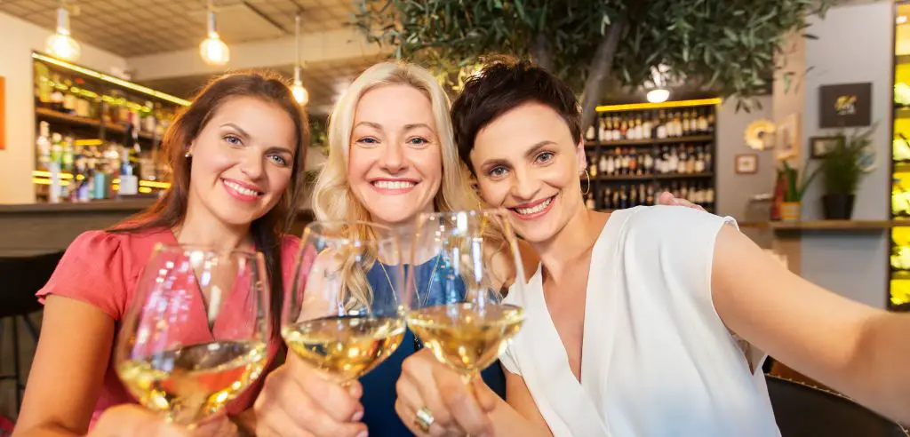 freundinnen beim weinhopping exklusiver frauenausflug